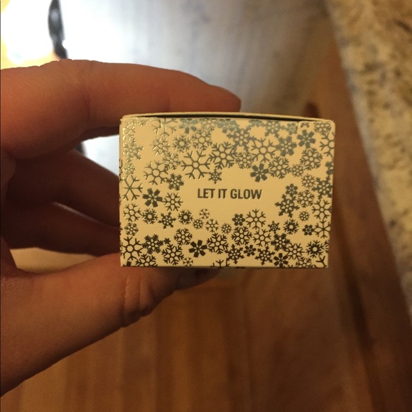 Let it glow Kylie highlighter - Picture 4 of 8